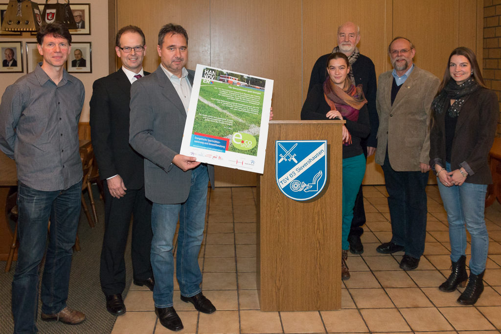 Jörg Schwieger erklärt die neue Heizungsanlage